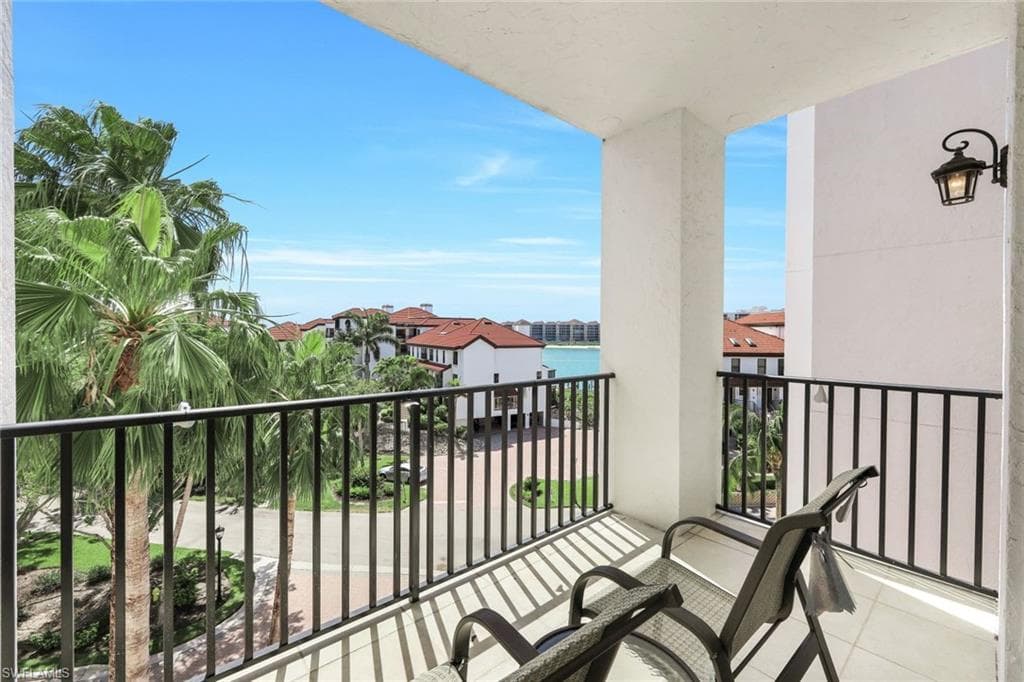 700 La Peninsula Blvd 401, Naples, FL 34113-29