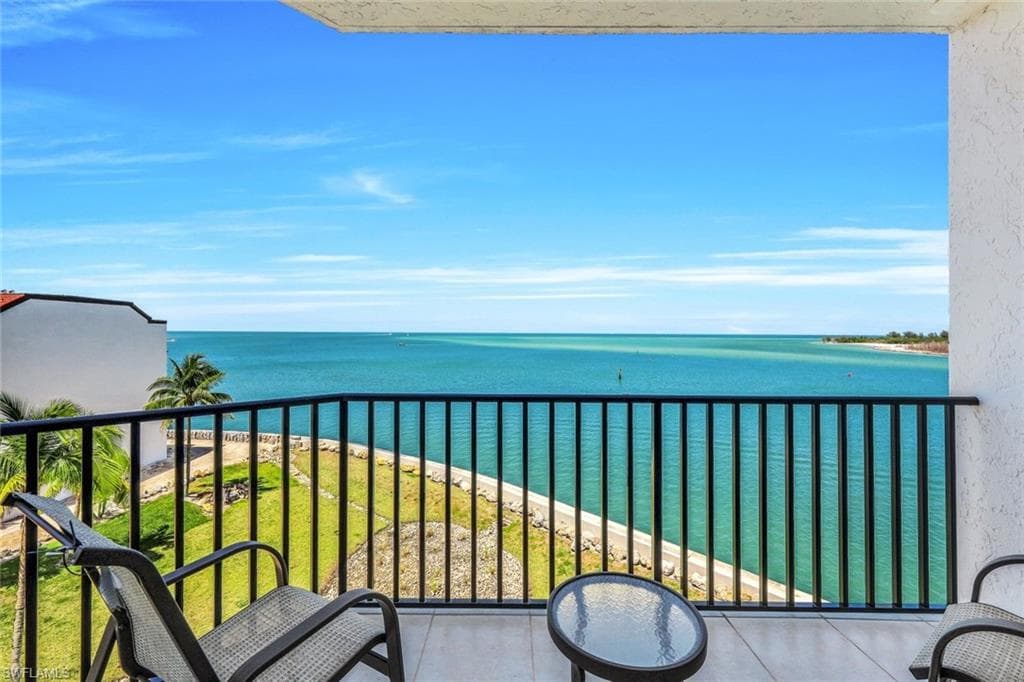 700 La Peninsula Blvd 401, Naples, FL 34113-32