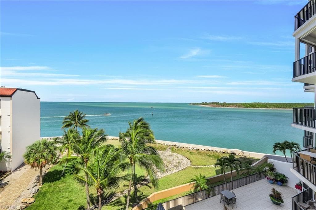 700 La Peninsula Blvd 401, Naples, FL 34113-35