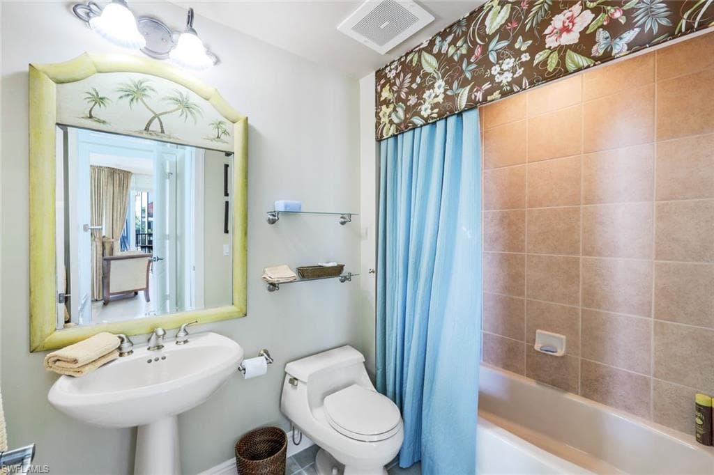 700 La Peninsula Blvd 401, Naples, FL 34113-36