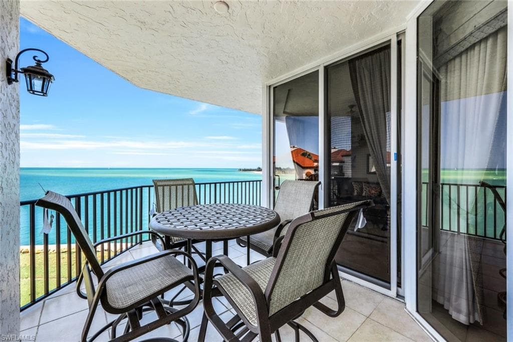 700 La Peninsula Blvd 401, Naples, FL 34113-39