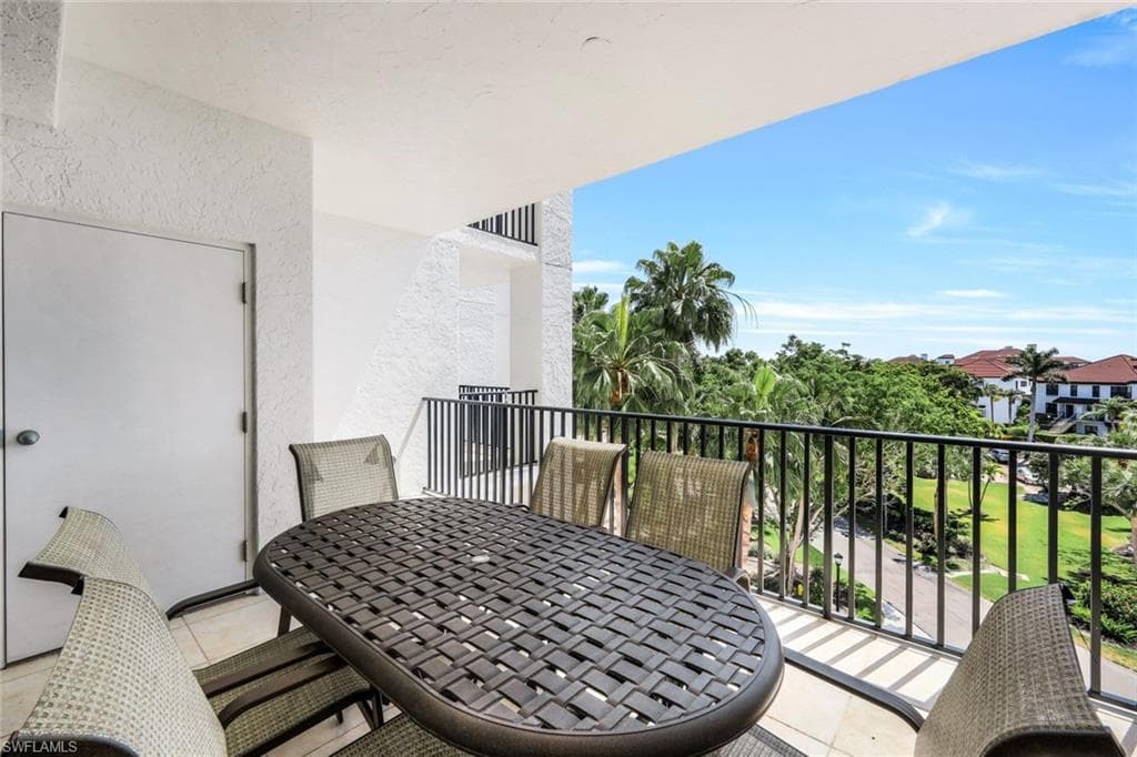 700 La Peninsula Blvd 401, Naples, FL 34113-42