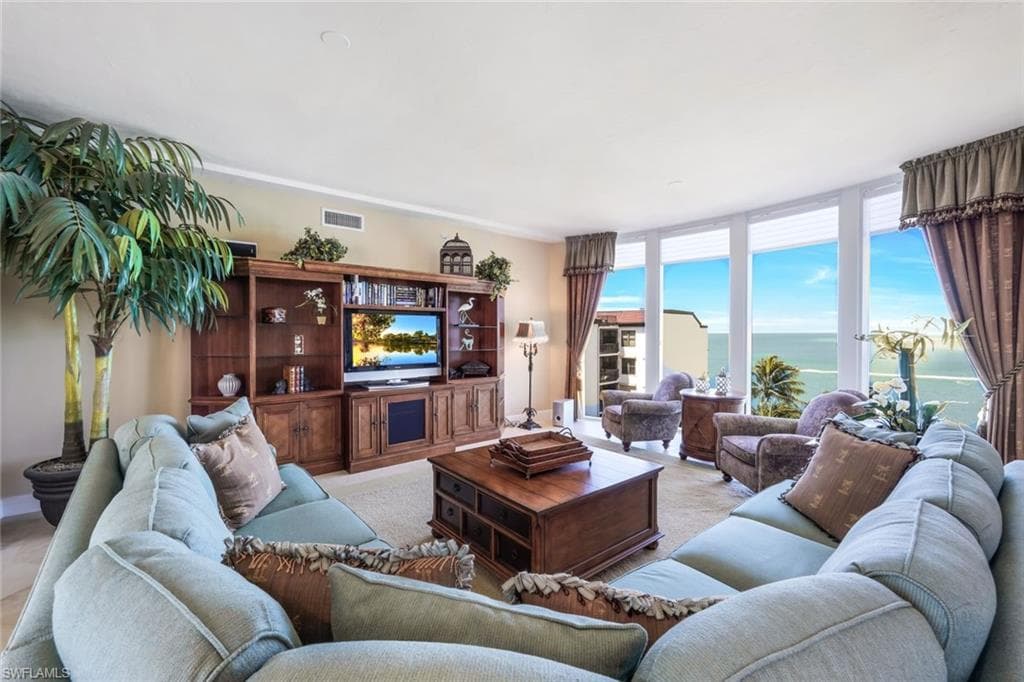 700 La Peninsula Blvd 401, Naples, FL 34113-5