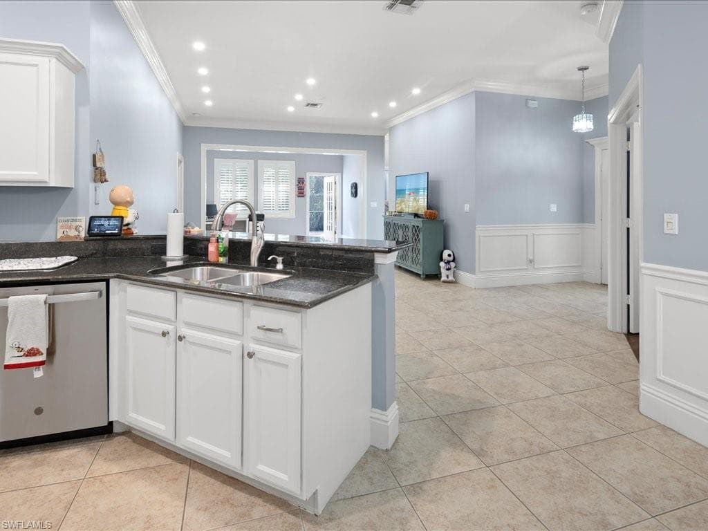 6743 Old Banyan Way, Naples, FL 34109-7