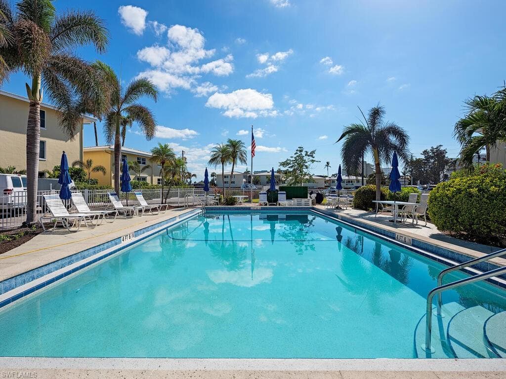 2082 Gulf Shore Blvd N 111, Naples, FL 34102-11