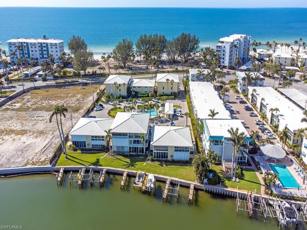 2082 Gulf Shore Blvd N 111, Naples, FL 34102-13