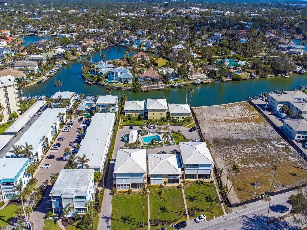 2082 Gulf Shore Blvd N 111, Naples, FL 34102-15