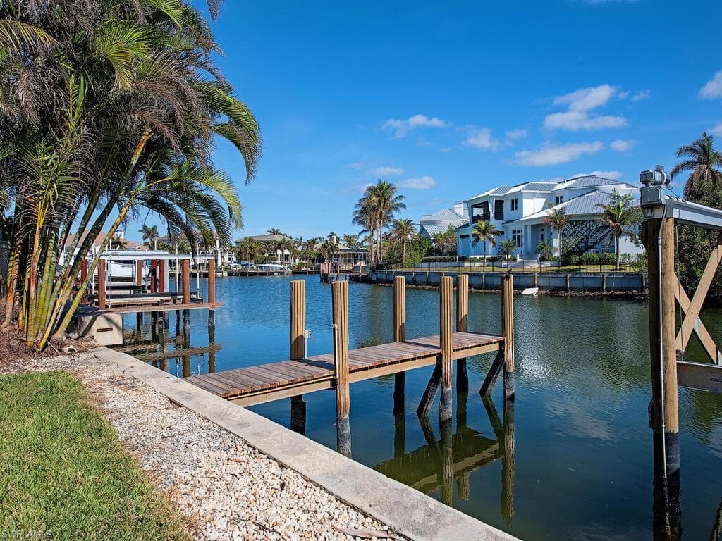 2082 Gulf Shore Blvd N 111, Naples, FL 34102-2