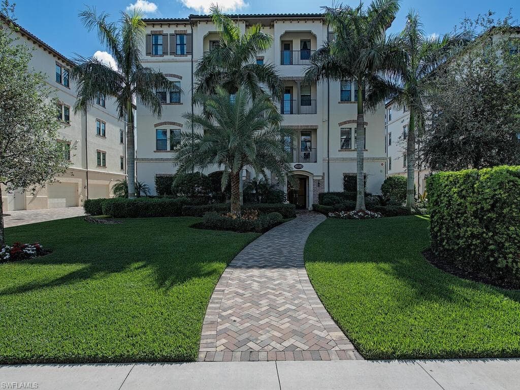 16370 Viansa Way 102, Naples, FL 34110-1