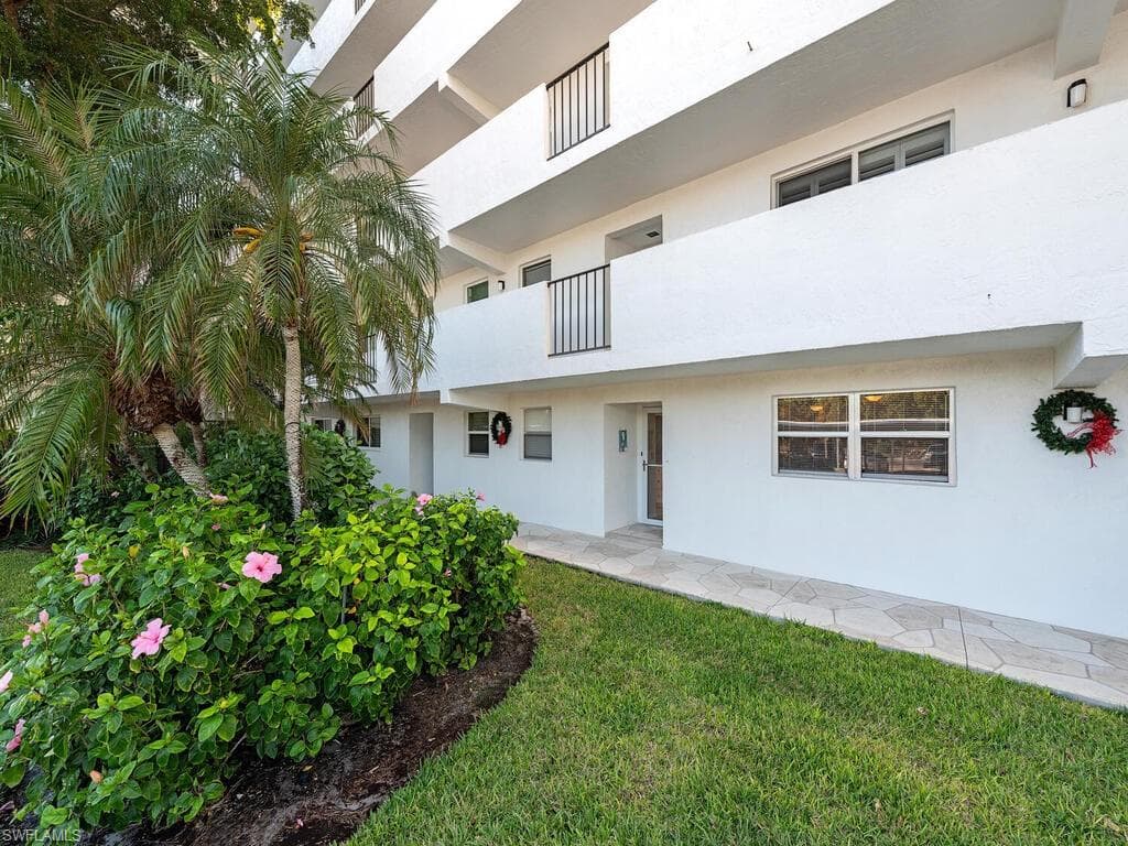 37 High Point Cir E 109, Naples, FL 34103-13