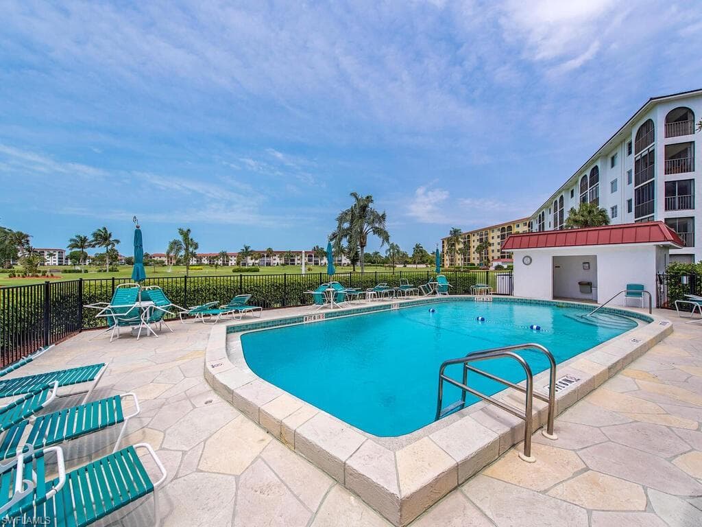 37 High Point Cir E 109, Naples, FL 34103-14