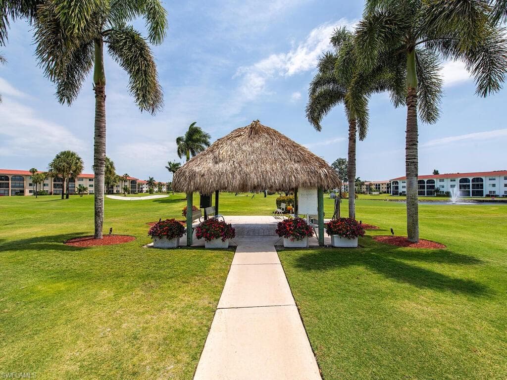 37 High Point Cir E 109, Naples, FL 34103-17