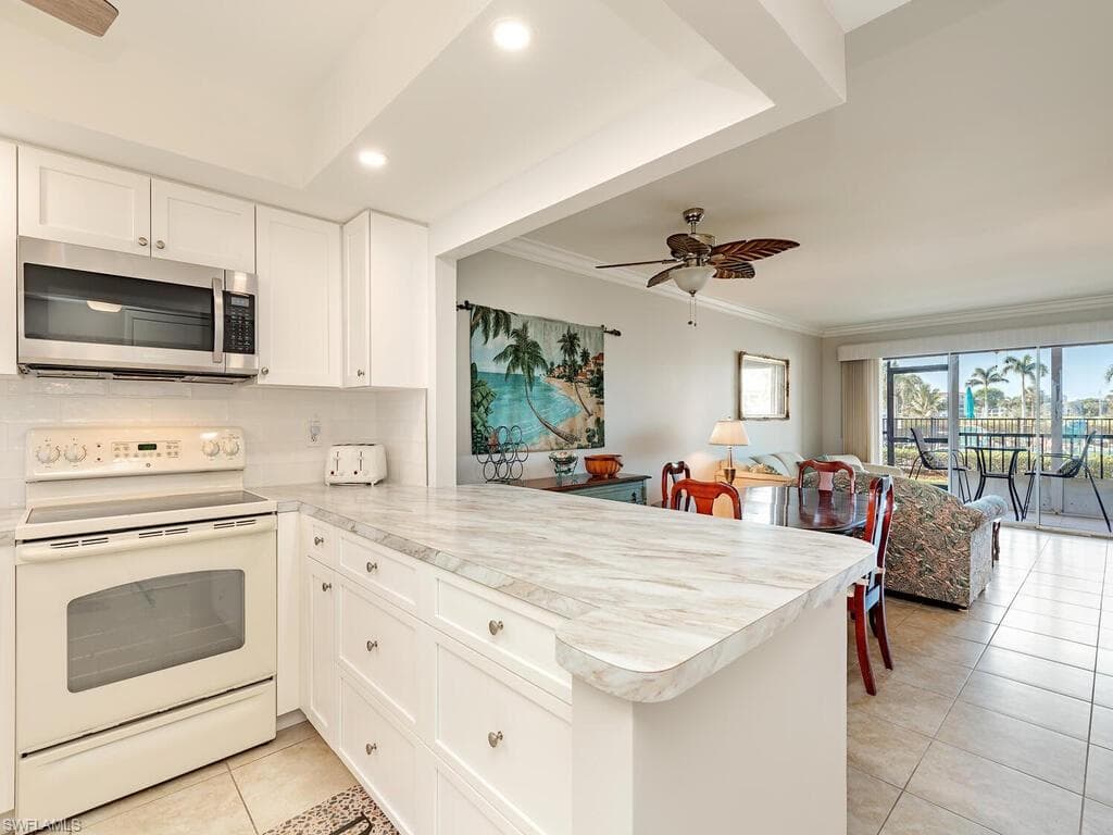 37 High Point Cir E 109, Naples, FL 34103-2