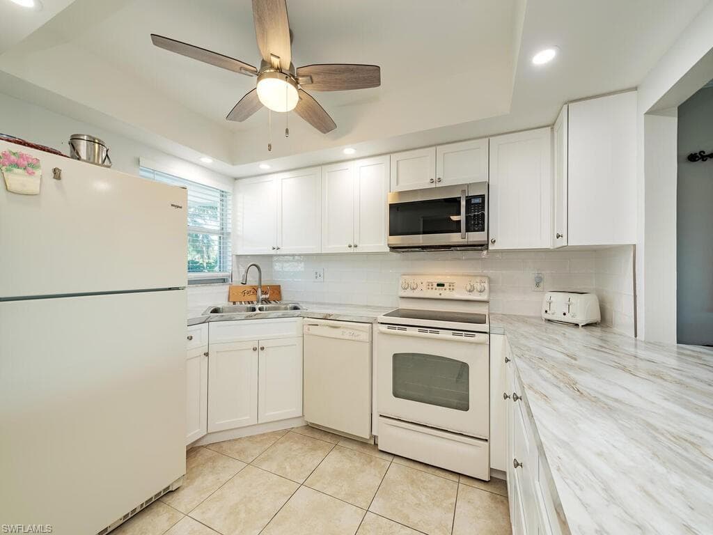 37 High Point Cir E 109, Naples, FL 34103-3
