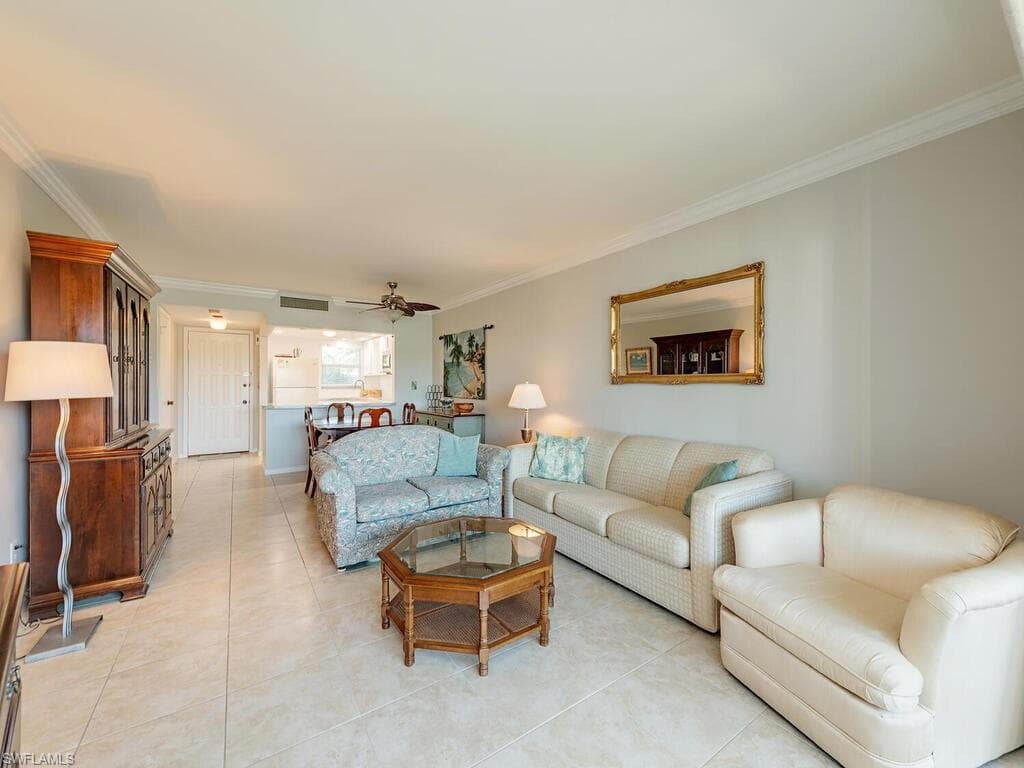 37 High Point Cir E 109, Naples, FL 34103-5