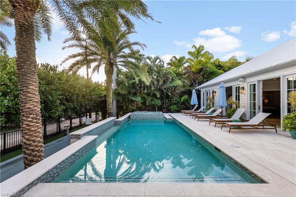 154 4th Ave N, Naples, FL 34102-9