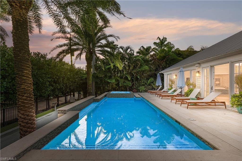 154 4th Ave N, Naples, FL 34102-10