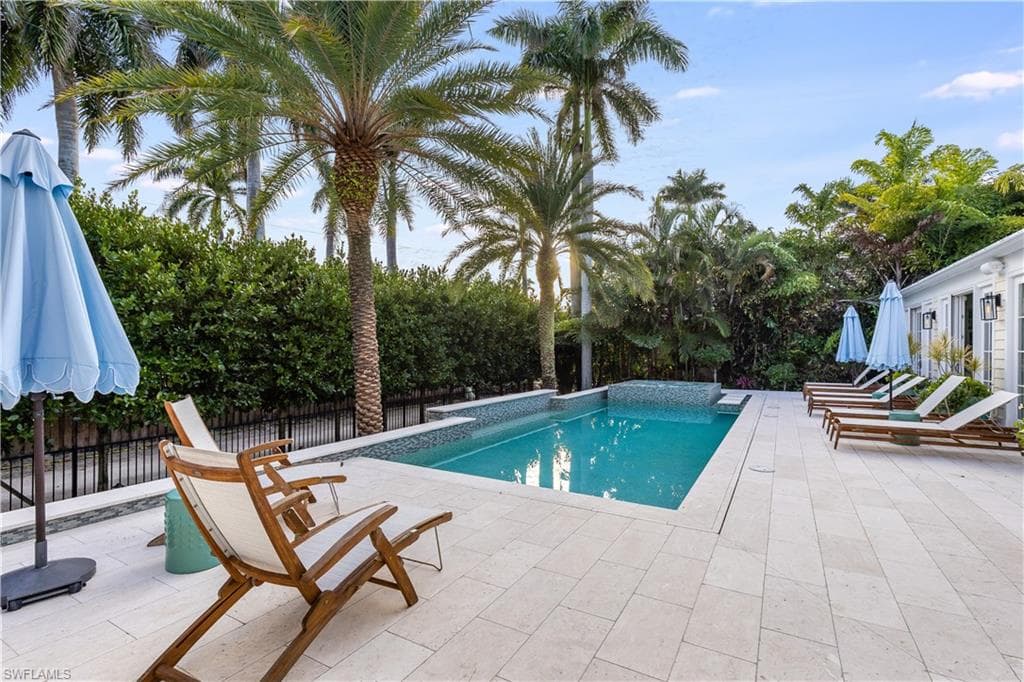 154 4th Ave N, Naples, FL 34102-13