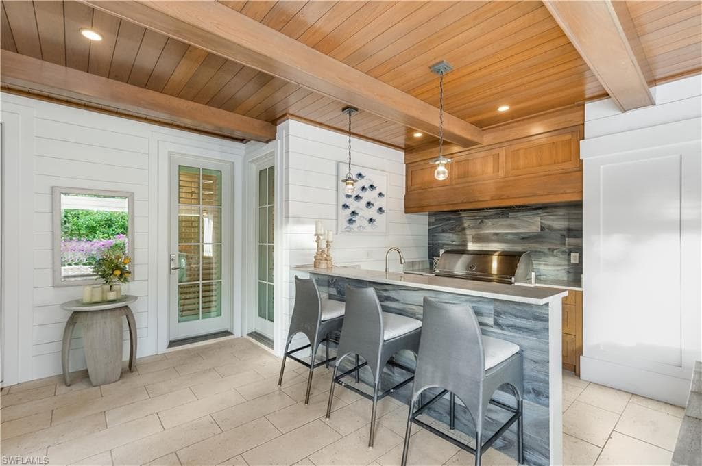 154 4th Ave N, Naples, FL 34102-17