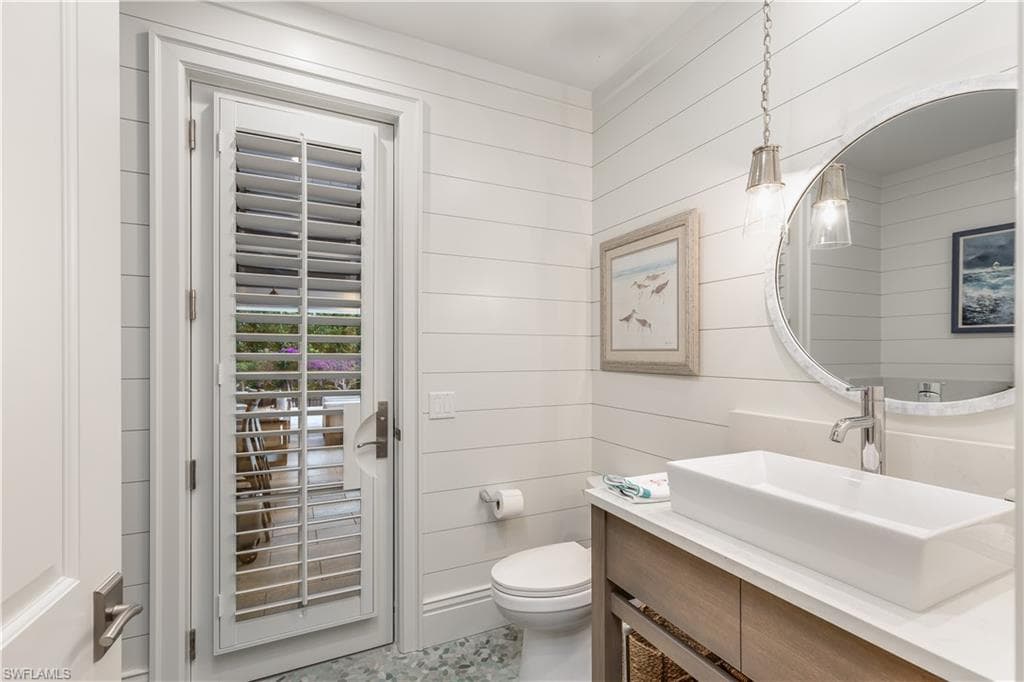 154 4th Ave N, Naples, FL 34102-18