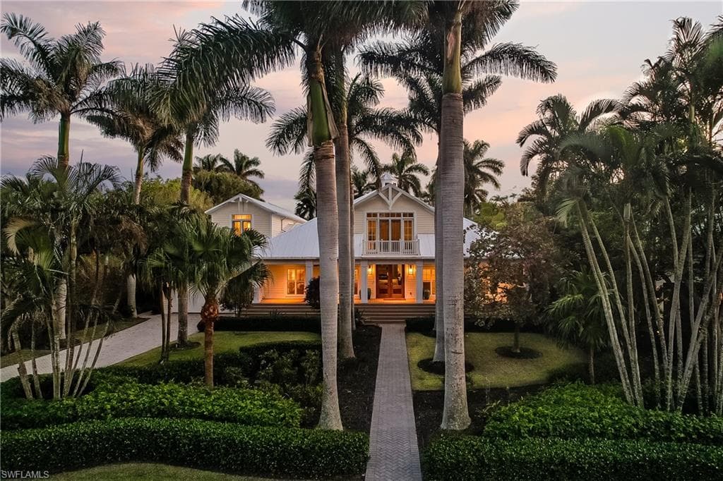 154 4th Ave N, Naples, FL 34102-1