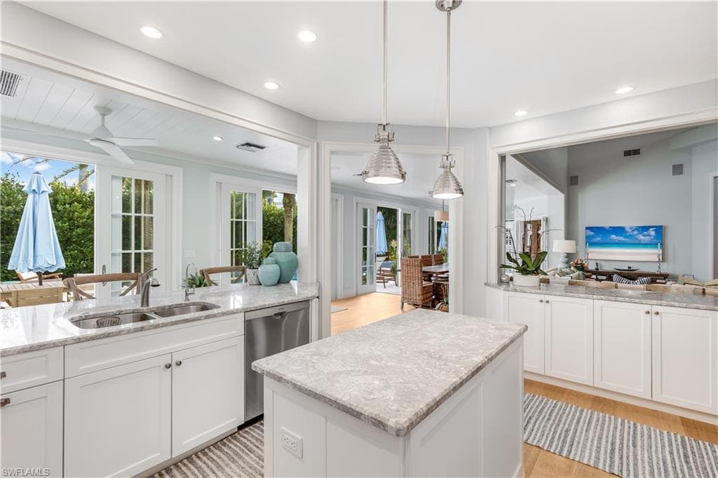 154 4th Ave N, Naples, FL 34102-19