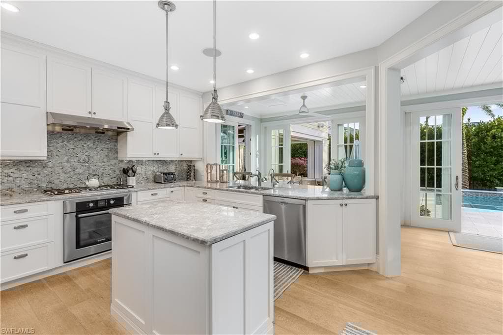 154 4th Ave N, Naples, FL 34102-21