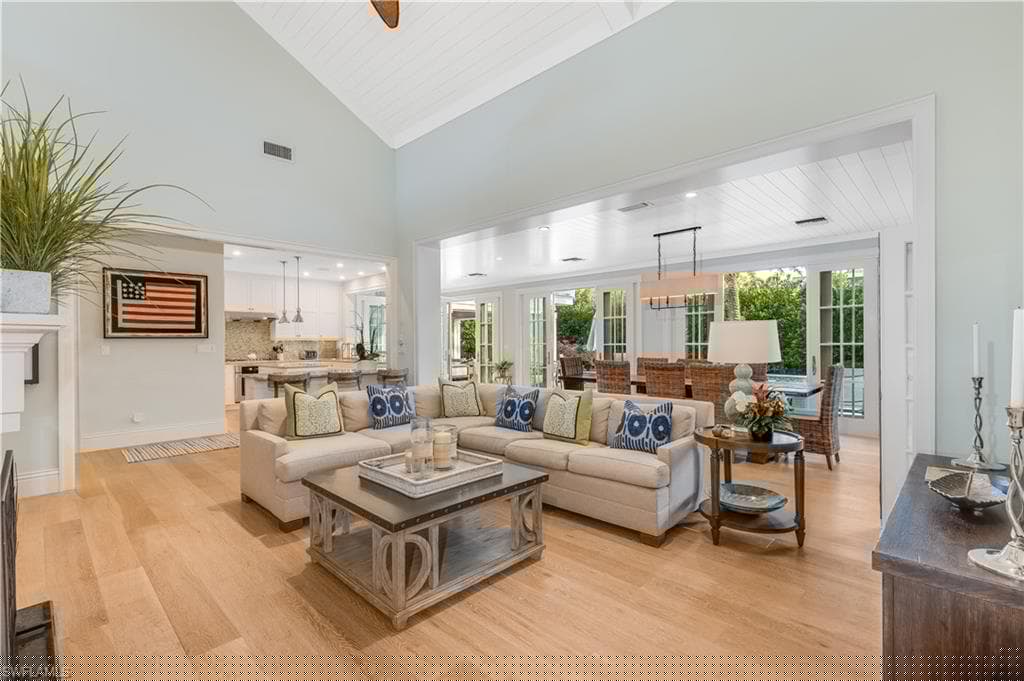 154 4th Ave N, Naples, FL 34102-23