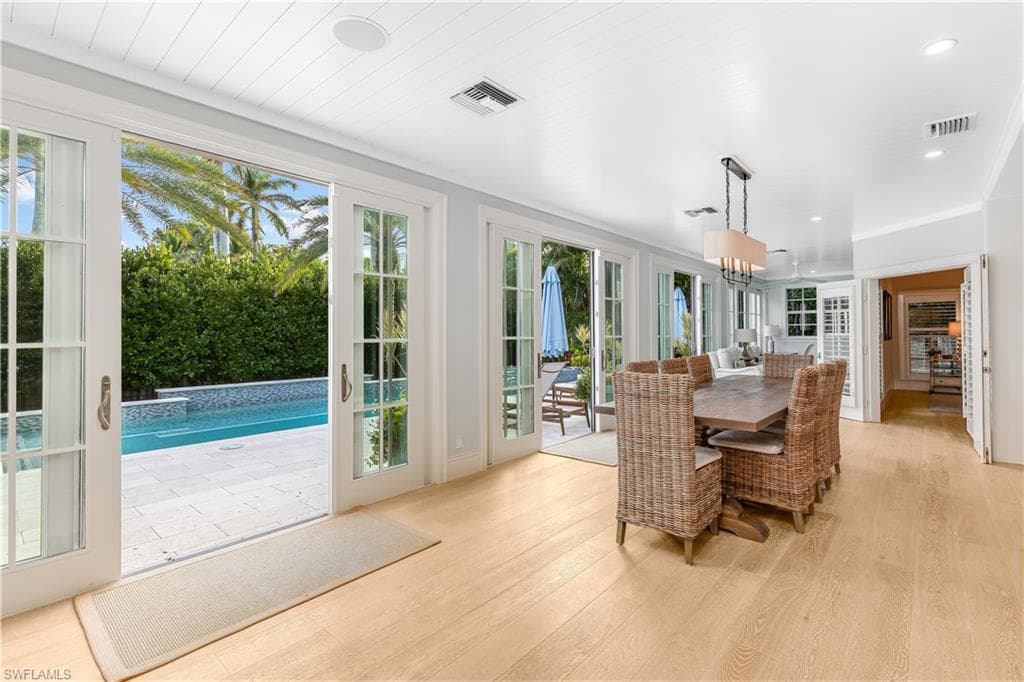 154 4th Ave N, Naples, FL 34102-24