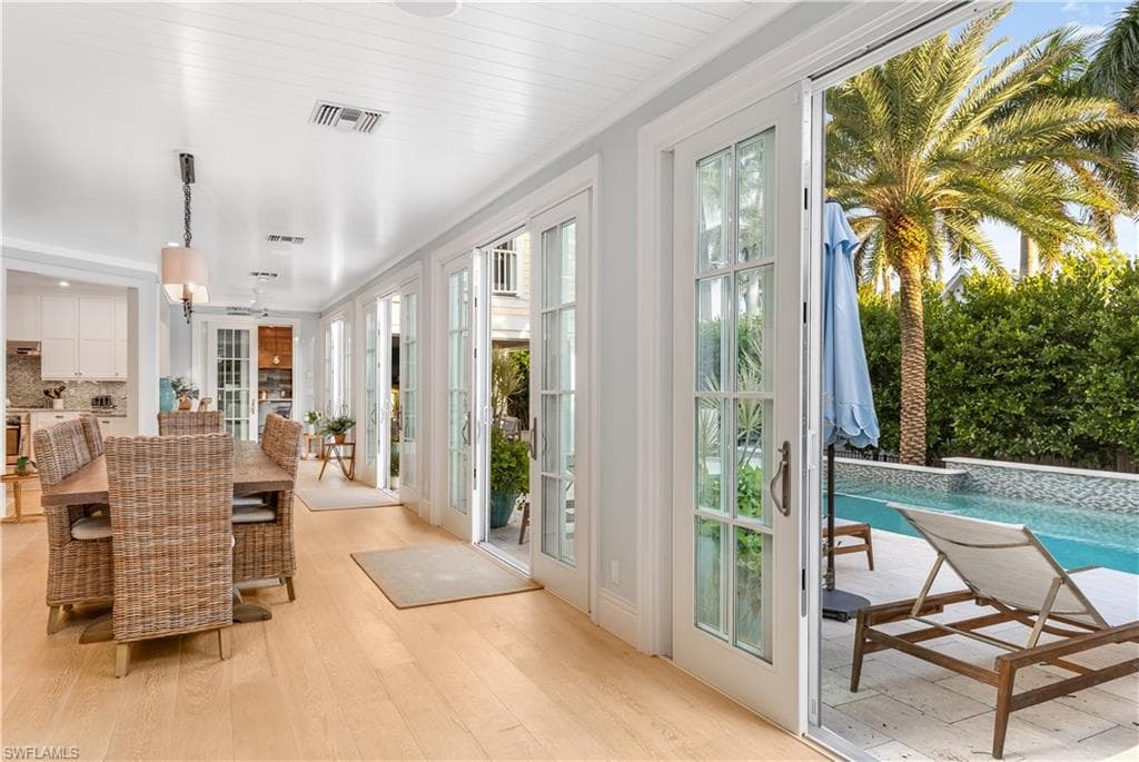 154 4th Ave N, Naples, FL 34102-25
