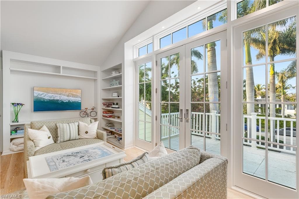 154 4th Ave N, Naples, FL 34102-26