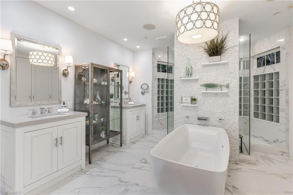 154 4th Ave N, Naples, FL 34102-29