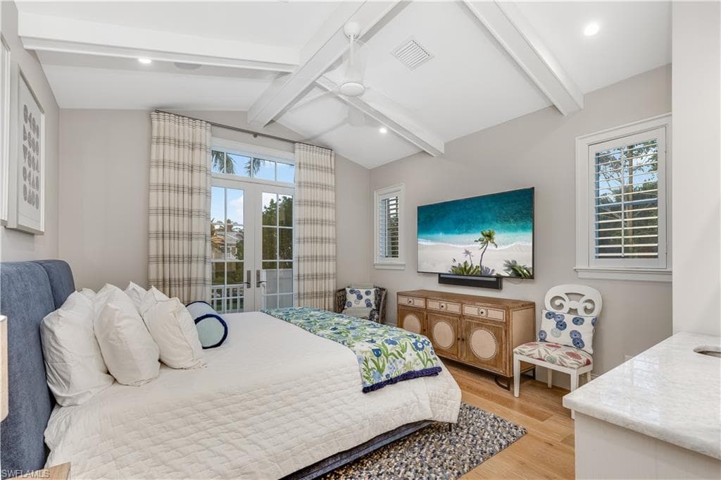 154 4th Ave N, Naples, FL 34102-32