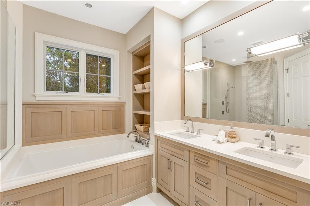 154 4th Ave N, Naples, FL 34102-33