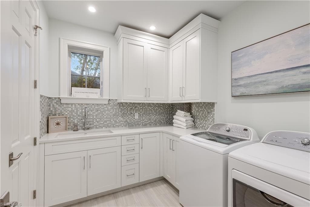 154 4th Ave N, Naples, FL 34102-37