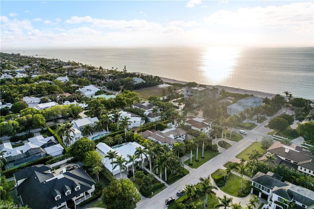 154 4th Ave N, Naples, FL 34102-38