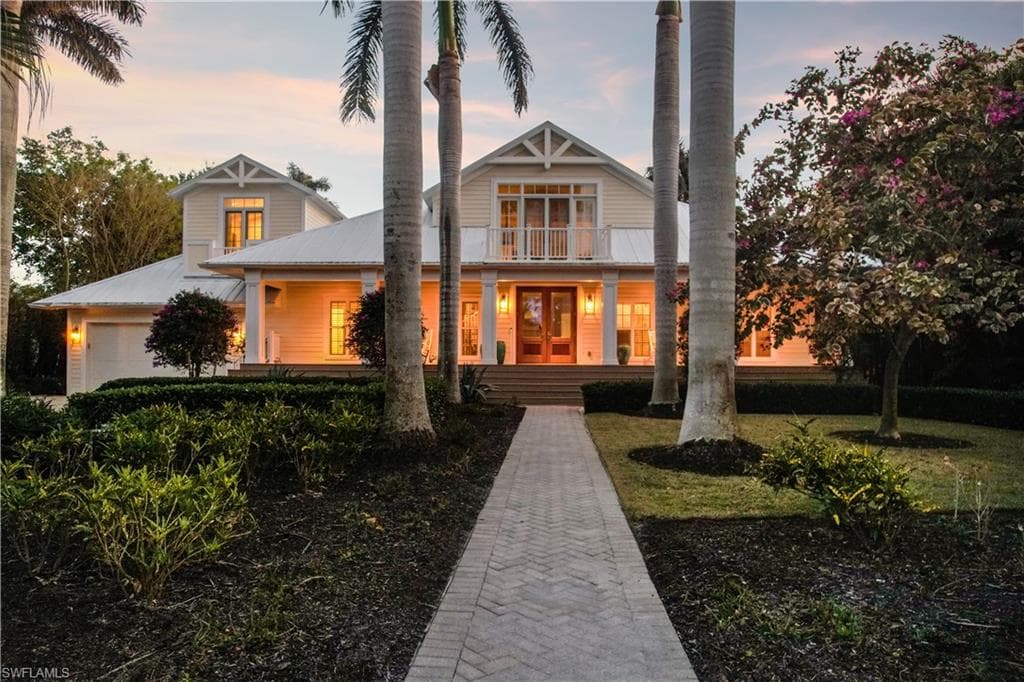 154 4th Ave N, Naples, FL 34102-3
