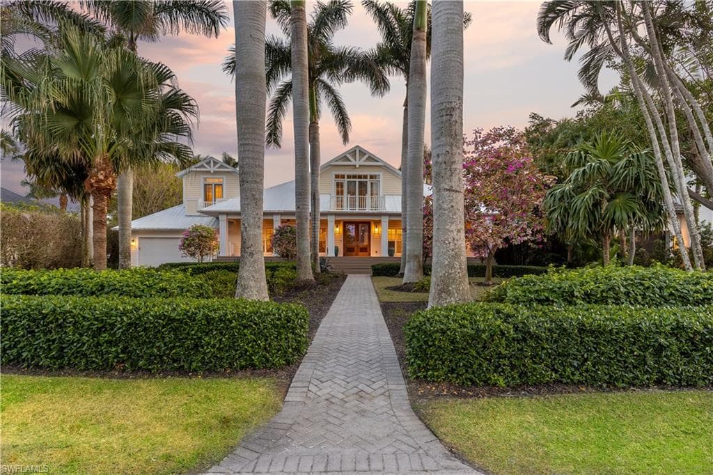 154 4th Ave N, Naples, FL 34102-4