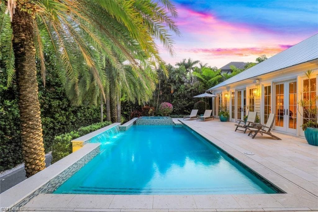 154 4th Ave N, Naples, FL 34102-8