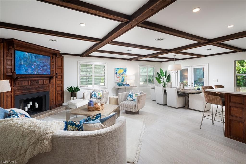 9602 Vanderbilt Dr, Naples, FL 34108-9