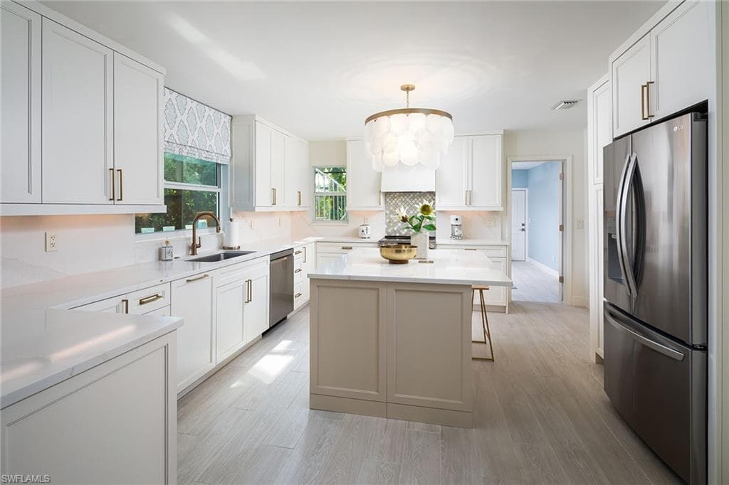9602 Vanderbilt Dr, Naples, FL 34108-15