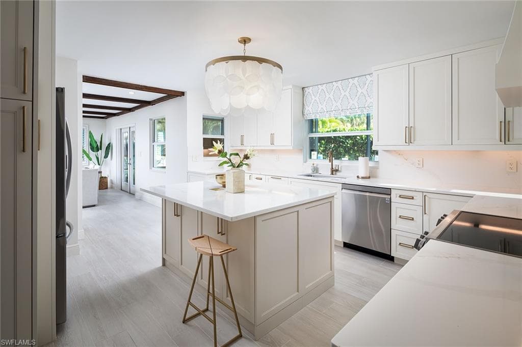 9602 Vanderbilt Dr, Naples, FL 34108-16
