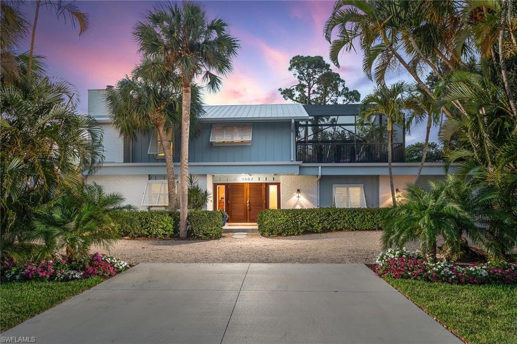 9602 Vanderbilt Dr, Naples, FL 34108-1