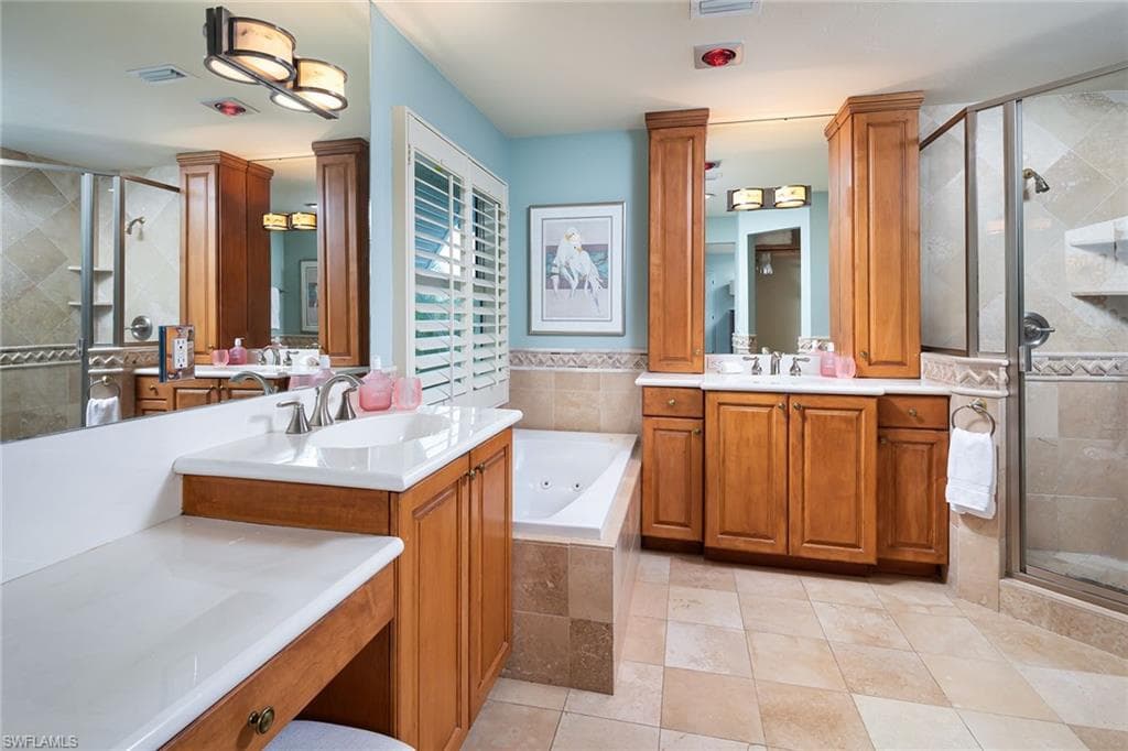 9602 Vanderbilt Dr, Naples, FL 34108-23