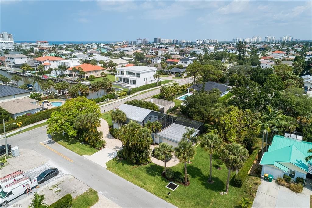 9602 Vanderbilt Dr, Naples, FL 34108-37