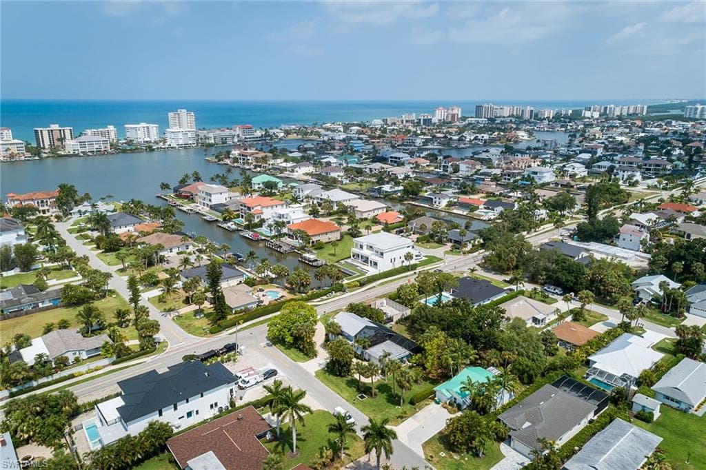 9602 Vanderbilt Dr, Naples, FL 34108-38