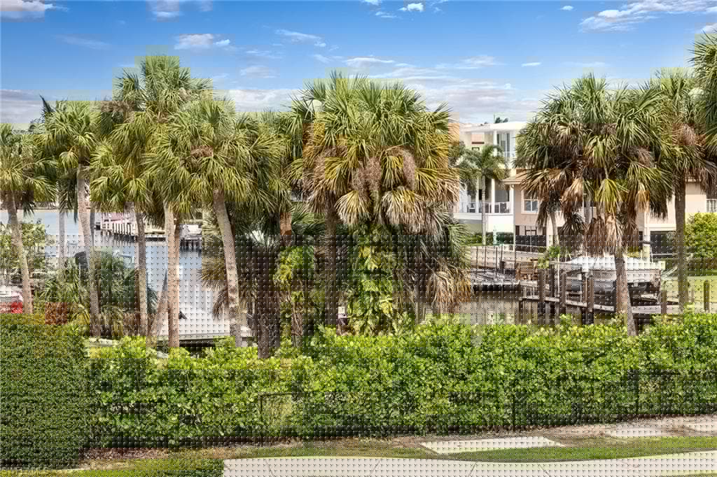 9602 Vanderbilt Dr, Naples, FL 34108-3