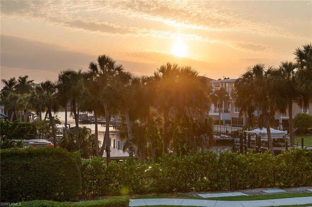9602 Vanderbilt Dr, Naples, FL 34108-4