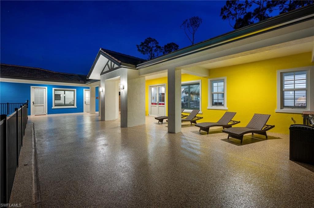 2401 Coach House Ln, Naples, FL 34105-4