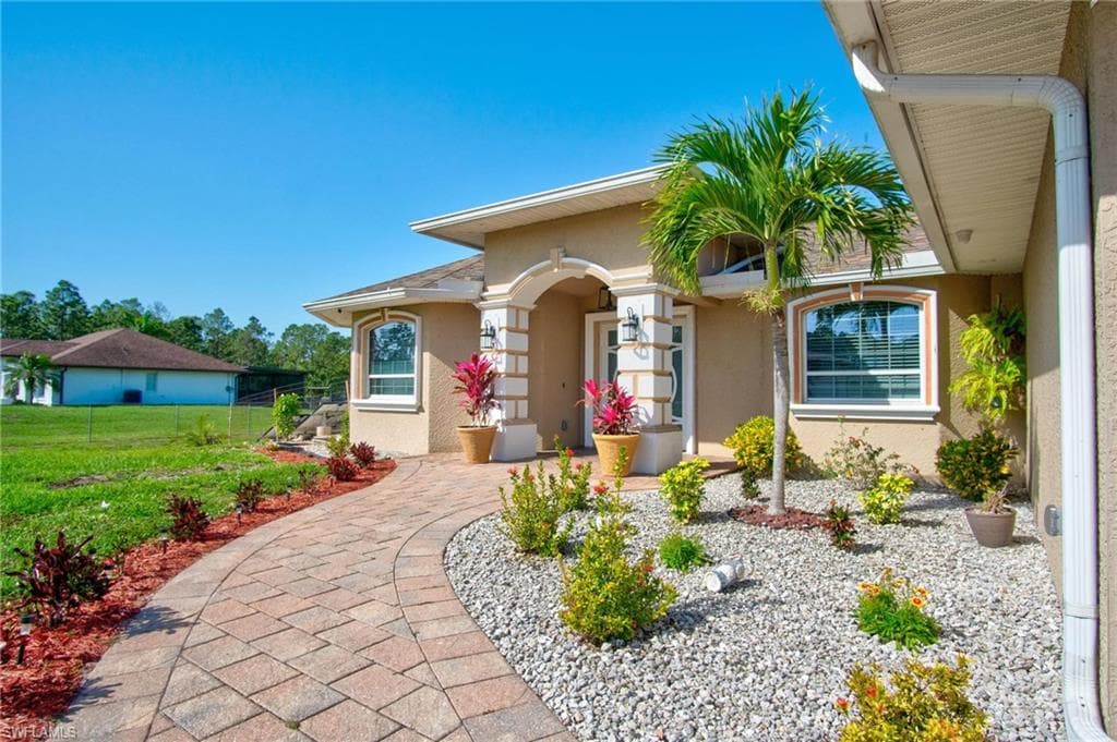 1885 Desoto Blvd N, Naples, FL 34120-4